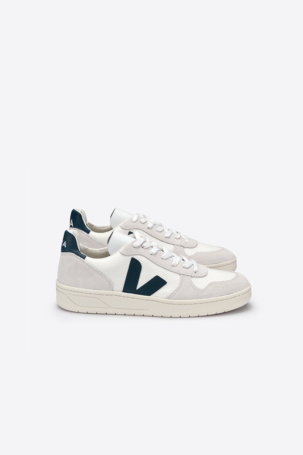 Veja store v10 white